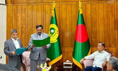 প্রধানমন্ত্রীর উপস্থিতিতে শপথ নিলেন সংসদ সদস্য সরোয়ার আলমগীর