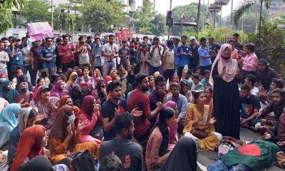 জবি শিক্ষক-শিক্ষার্থীদের গণঅনশন