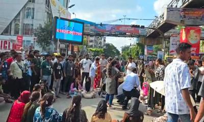 শিক্ষামন্ত্রীর পদত্যাগ দাবিতে সায়েন্স ল্যাব মোড়ে শিক্ষার্থীদের অবস্থান কর্মসুচি পালন করে