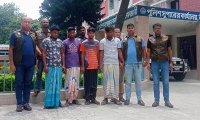 ৪ জন অনলাইন ভিসা প্রতারককে গ্রেপ্তার করেছে নীলফামারী ডিবি পুলিশ
