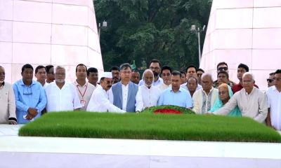বিএনপির ৪৮তম প্রতিষ্ঠাবার্ষিকী: জিয়াউর রহমান ও খালেদা জিয়ার সমাধিতে প্রধানমন্ত্রীর শ্রদ্ধা