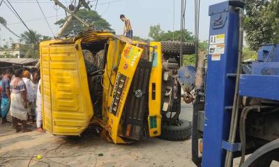 সকালেই পাবনায় সড়কে প্রাণঝড়ল ২ শিশুসহ ৩