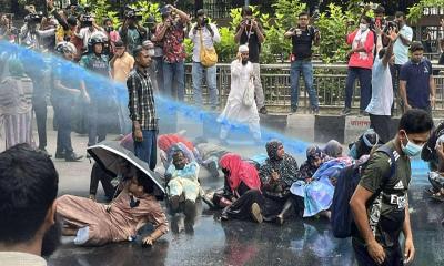 প্রেসক্লাবে আন্দোলনকারীদের ওপর পুলিশের জলকামান-সাউন্ড গ্রেনেড নিক্ষেপ