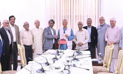 জুলাই সনদ বাস্তবায়নের সুপারিশ প্রধান উপদেষ্টার কাছে হস্তান্তর