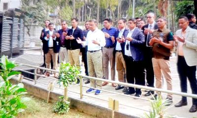 পিলখানায় শহীদ সেনা কর্মকর্তাদের কবর জিয়ারত করলেন তারেক রহমান