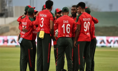 হংকংকে দেড়শ করতে দেয়নি বাংলাদেশ