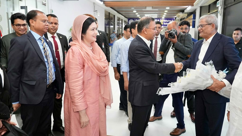 দেশে ফিরলেন প্রধানমন্ত্রী