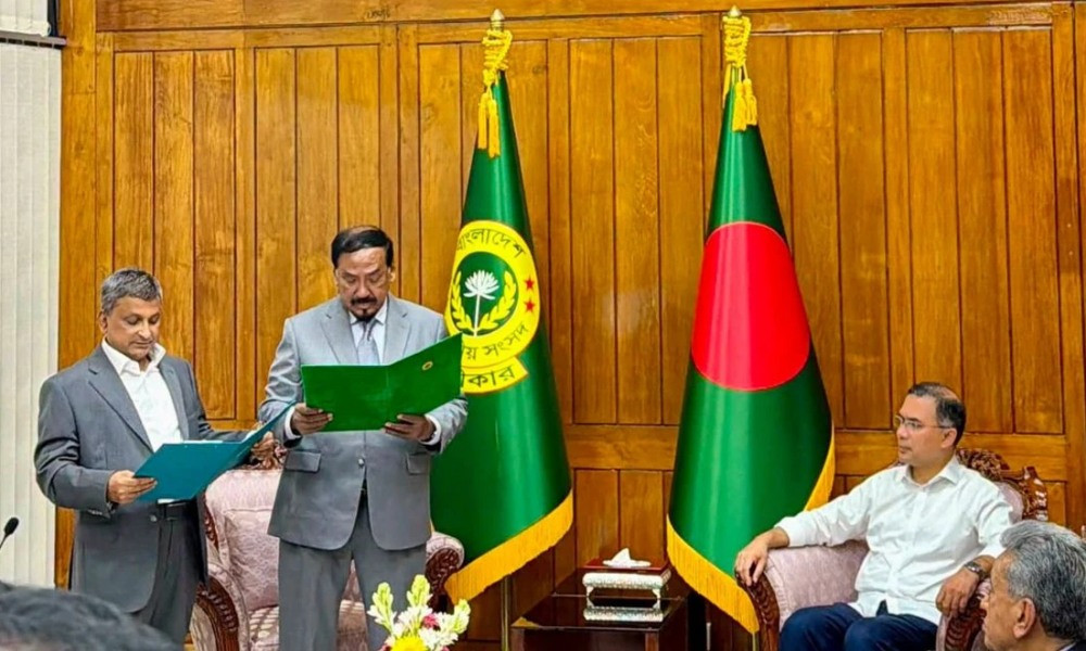 প্রধানমন্ত্রীর উপস্থিতিতে শপথ নিলেন সংসদ সদস্য সরোয়ার আলমগীর