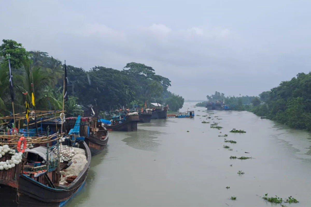 সাগড় উত্তাল, নিরাপদ আশ্রয়ে মাছ ধরার ট্রলার