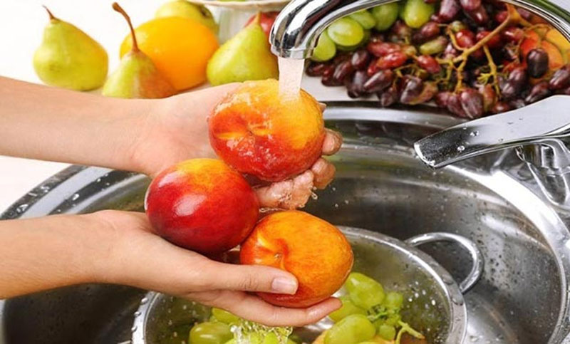 করোনাকালে ফল খাওয়ার আগে