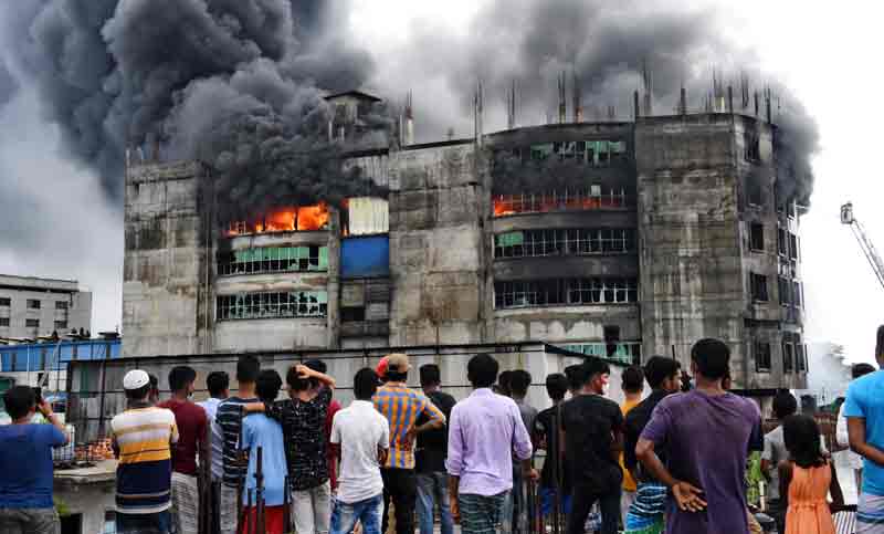 চুরির অজুহাতে শ্রমিক ভেতরে রেখে বাইরে তালা!