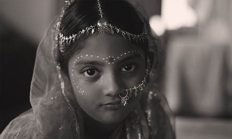 পদ্মার চরাঞ্চলে মা হচ্ছে শিশুরা