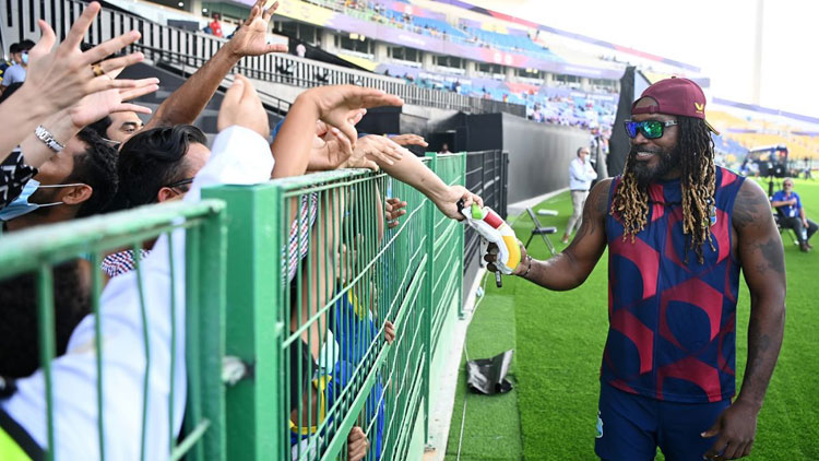 আন্তর্জাতিক ক্রিকেটে কতটি চার-ছক্কা হাঁকিয়েছেন গেইল