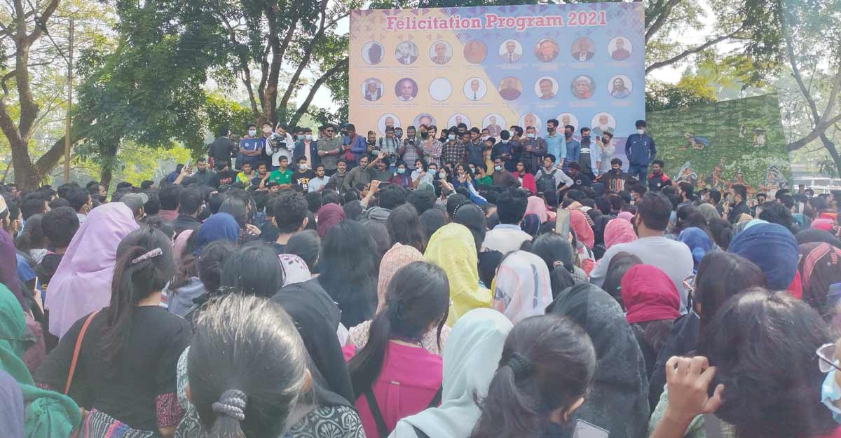 উপাচার্যের পদত্যাগ দাবিতে উত্তাল শাবি