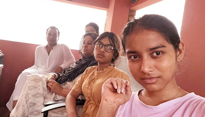 ফিরে গেলেন এমরান